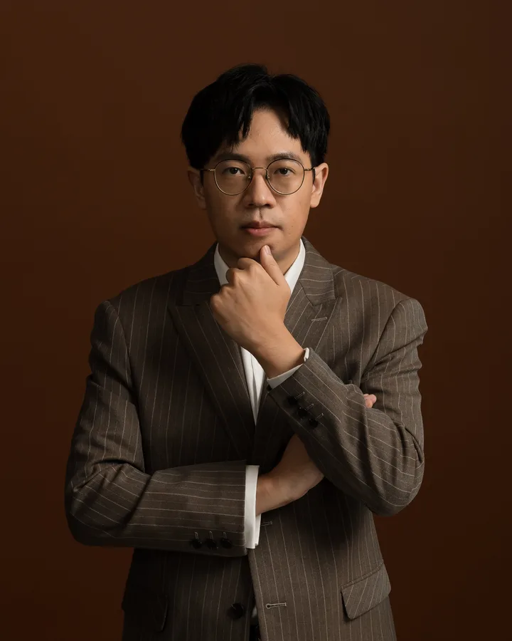 多米本人：手托下巴看著鏡頭的半身照